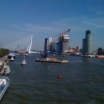 Op de Nieuwe Maas krioelde het van de vaartuigen.