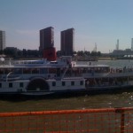 Rijncruiseschip met op het dak een stoomorgeltje dat een leuk deuntje speelde toen het schip voorbij voer.