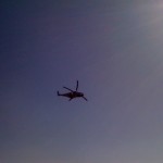 Een NH-90 helikopter vliegt laag over.